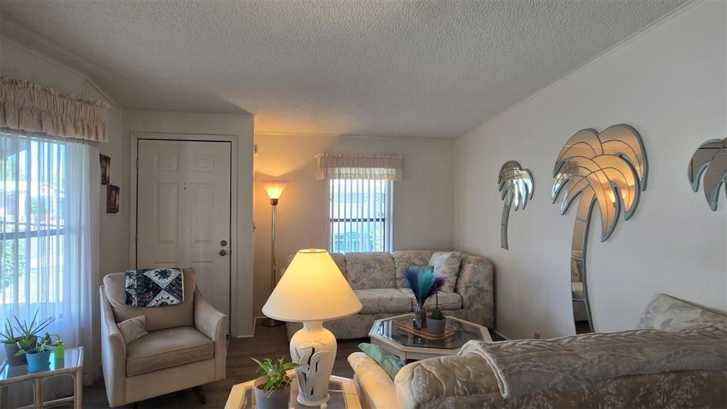 待售: $278,000 (2 贝兹, 2 浴室, 1632 平方英尺)