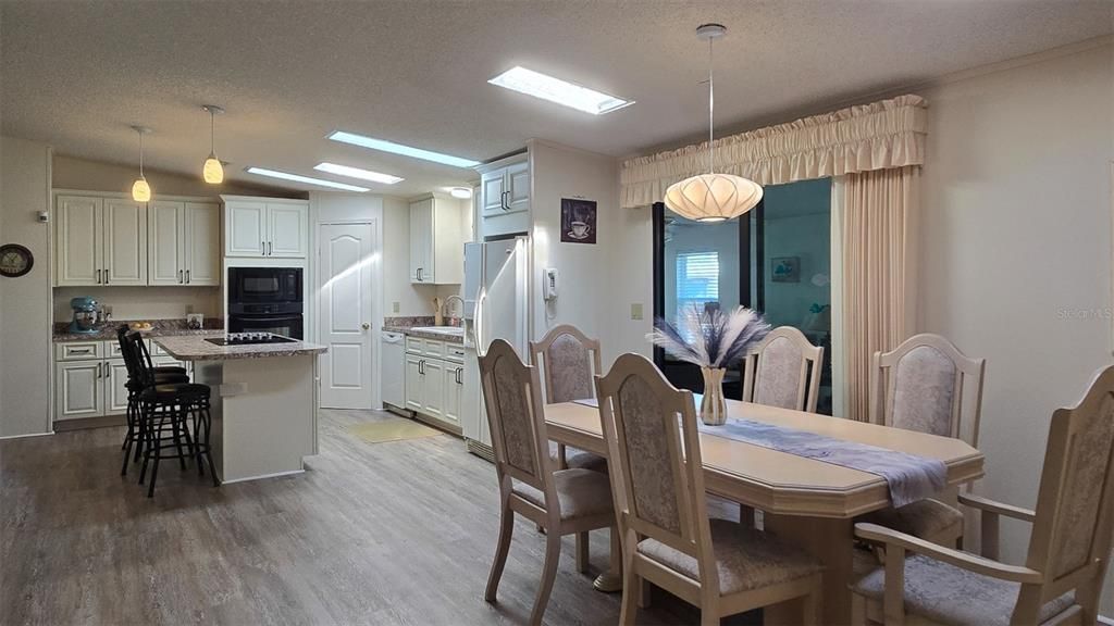 待售: $278,000 (2 贝兹, 2 浴室, 1632 平方英尺)