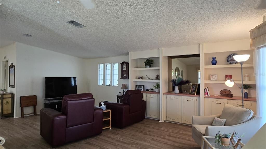 待售: $278,000 (2 贝兹, 2 浴室, 1632 平方英尺)