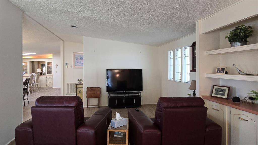 待售: $278,000 (2 贝兹, 2 浴室, 1632 平方英尺)