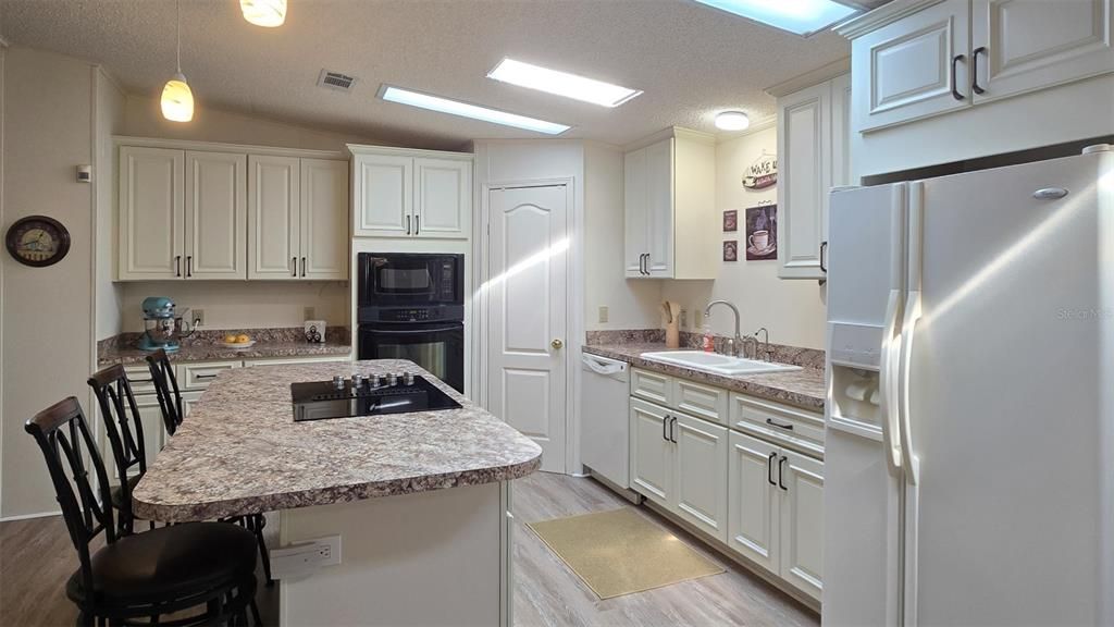 待售: $278,000 (2 贝兹, 2 浴室, 1632 平方英尺)