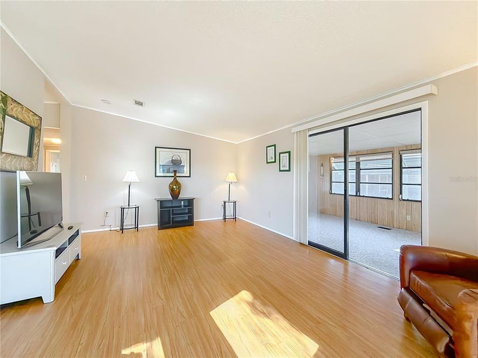 For Sale: $204,900 (2 beds, 2 baths, 1324 Square Feet)