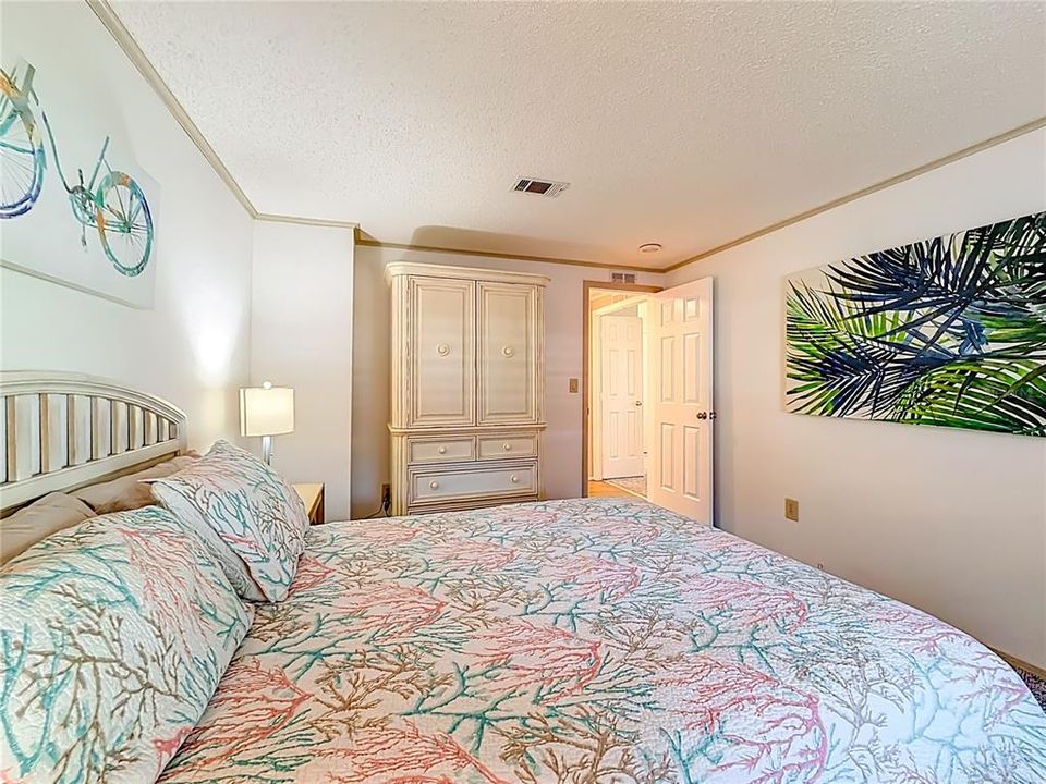 For Sale: $204,900 (2 beds, 2 baths, 1324 Square Feet)