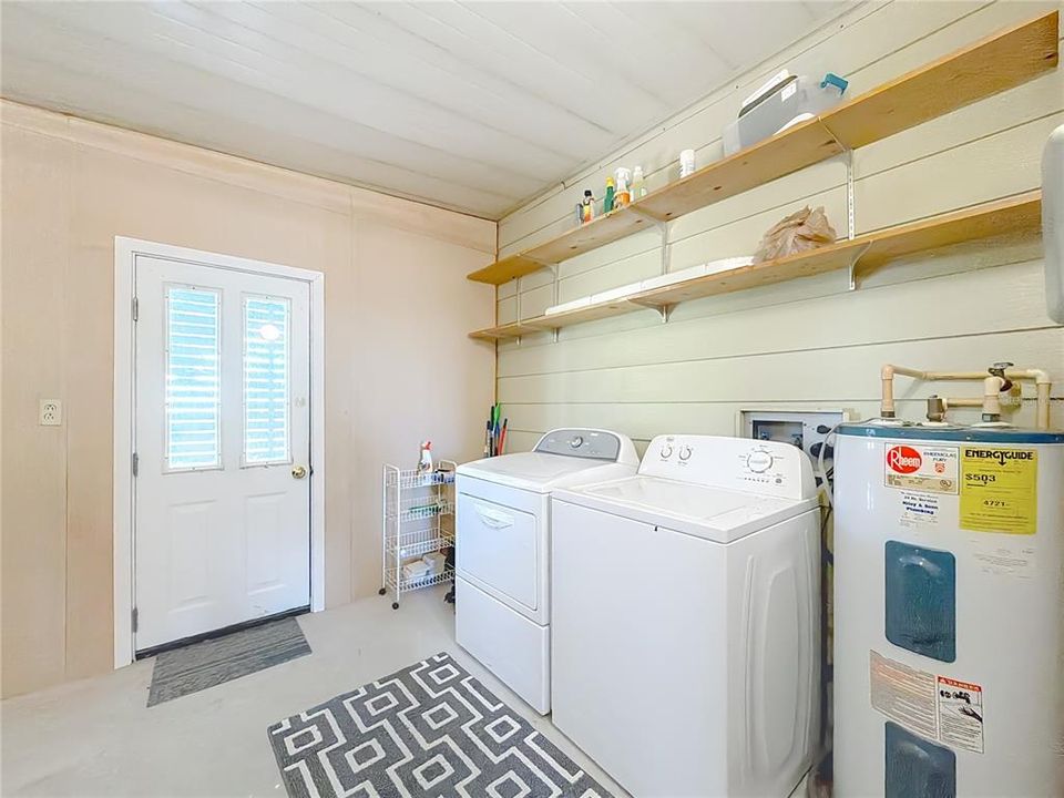 For Sale: $204,900 (2 beds, 2 baths, 1324 Square Feet)