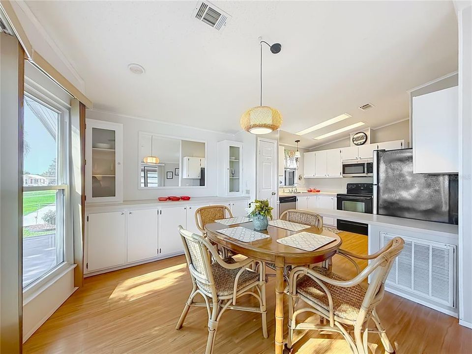 For Sale: $204,900 (2 beds, 2 baths, 1324 Square Feet)