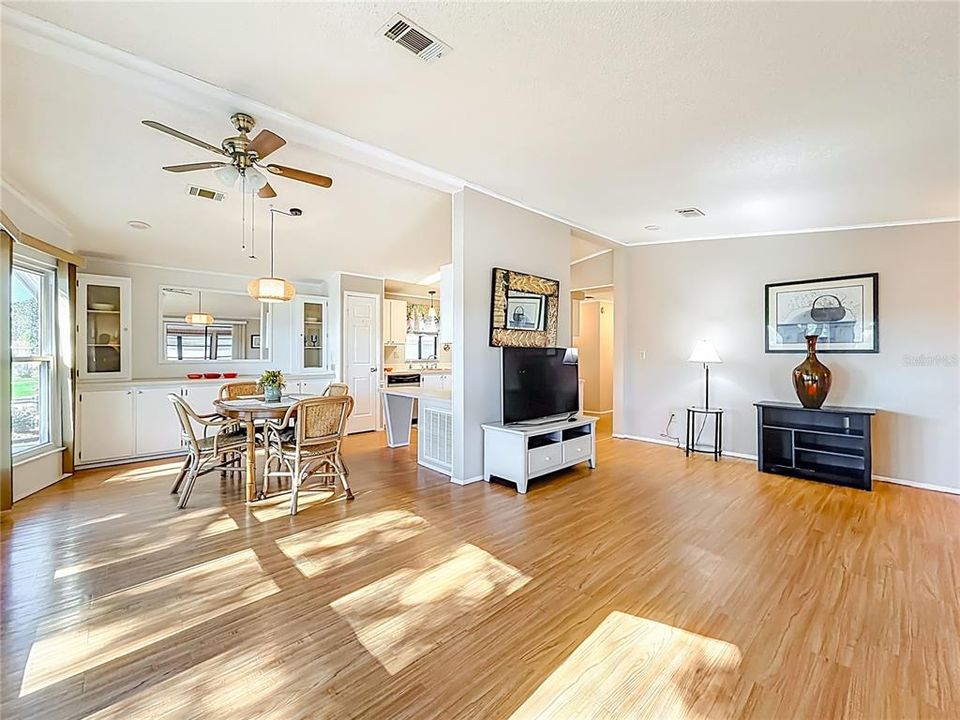 For Sale: $204,900 (2 beds, 2 baths, 1324 Square Feet)