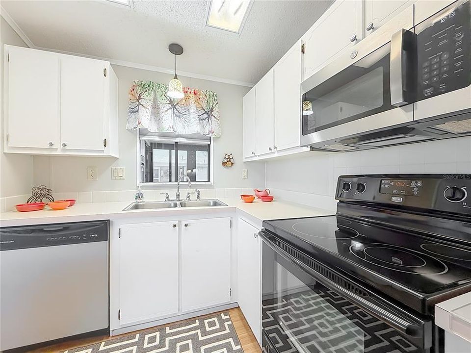 For Sale: $204,900 (2 beds, 2 baths, 1324 Square Feet)