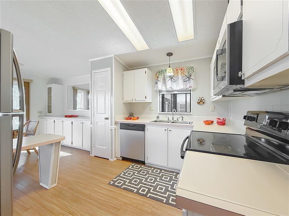 For Sale: $204,900 (2 beds, 2 baths, 1324 Square Feet)