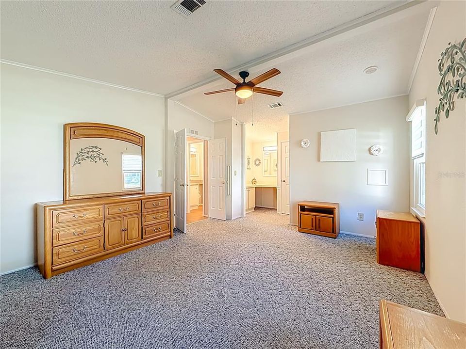 For Sale: $204,900 (2 beds, 2 baths, 1324 Square Feet)