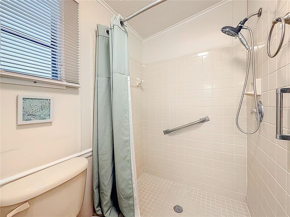 For Sale: $204,900 (2 beds, 2 baths, 1324 Square Feet)