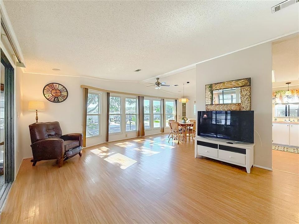 For Sale: $204,900 (2 beds, 2 baths, 1324 Square Feet)