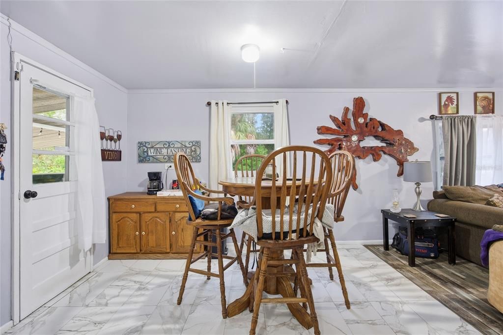 待售: $189,000 (2 贝兹, 1 浴室, 964 平方英尺)