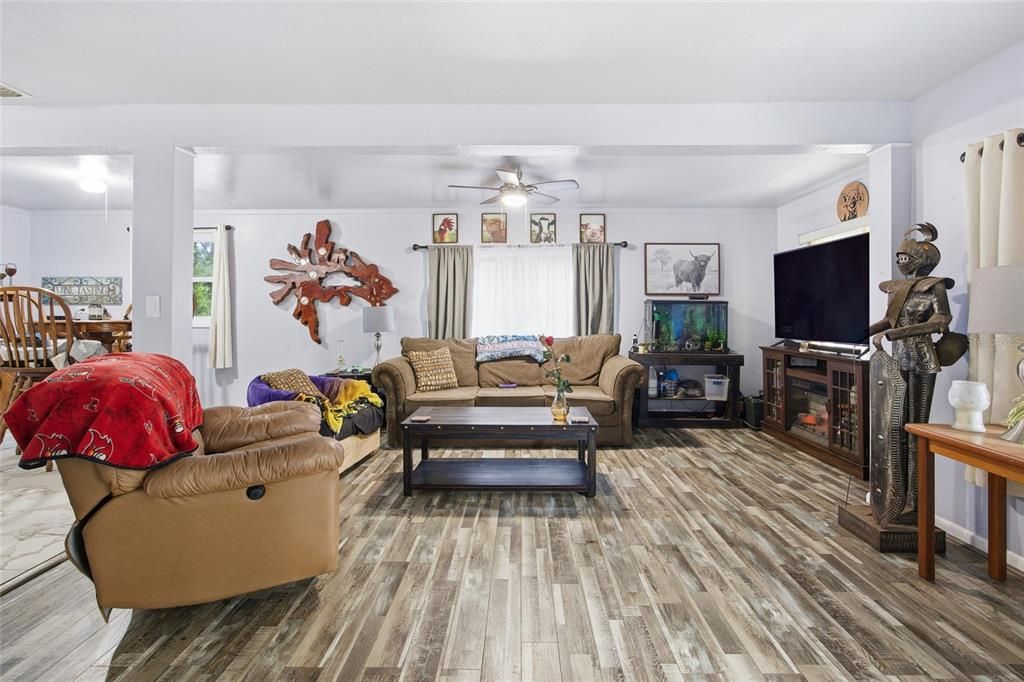 待售: $189,000 (2 贝兹, 1 浴室, 964 平方英尺)