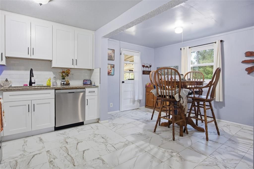 待售: $189,000 (2 贝兹, 1 浴室, 964 平方英尺)