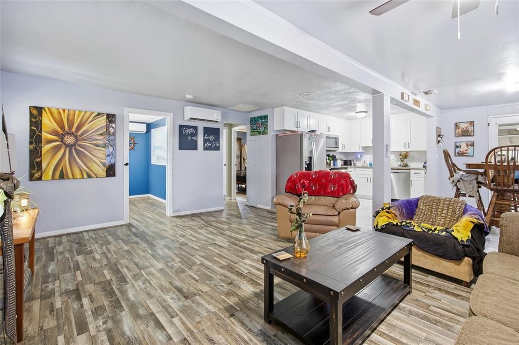 待售: $189,000 (2 贝兹, 1 浴室, 964 平方英尺)