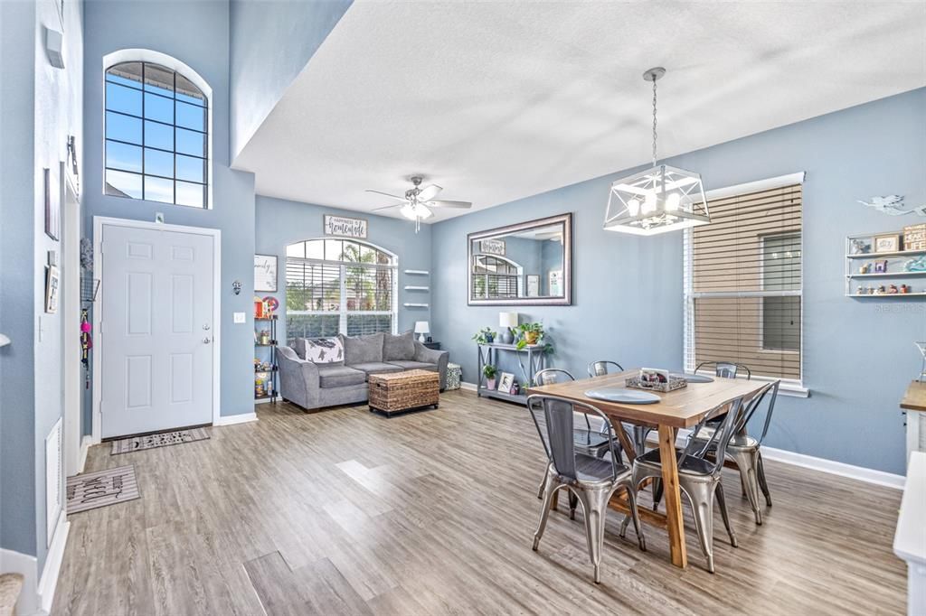 En Venta: $374,900 (3 camas, 2 baños, 1212 Pies cuadrados)