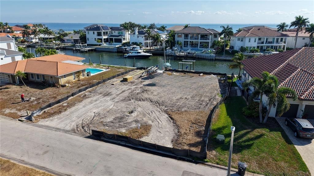 待售: $1,625,000 (0.24 acres)