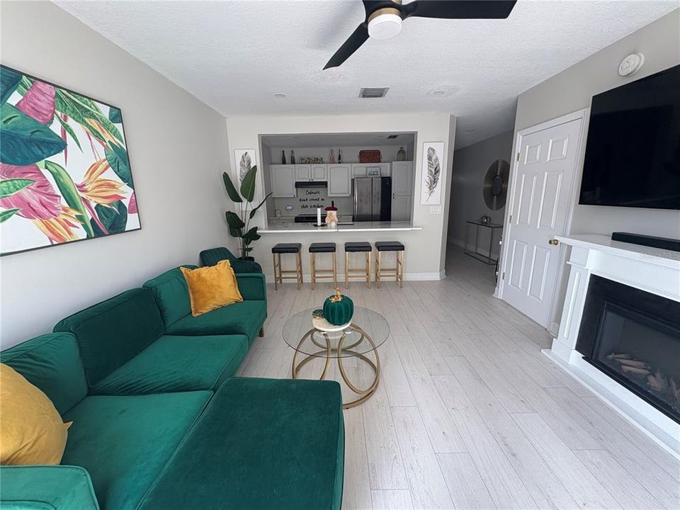 For Rent: $2,850 (2 beds, 2 baths, 1274 Square Feet)