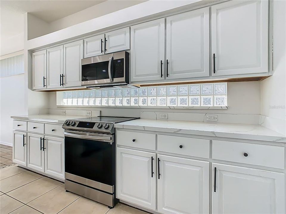 На продажу: $434,999 (4 спален, 2 ванн, 1701 Квадратных фут)