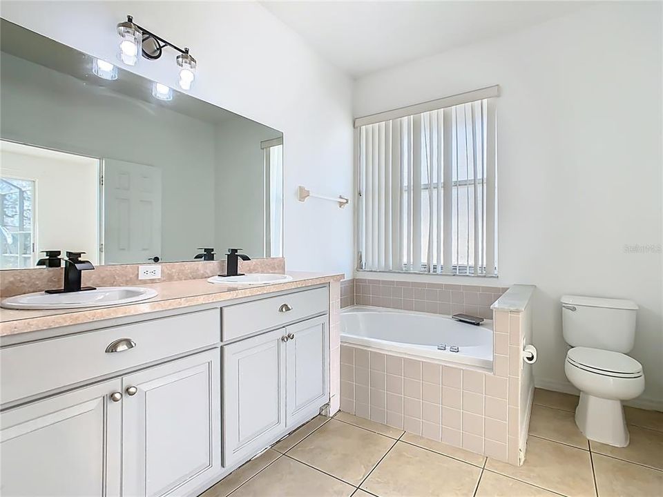 На продажу: $434,999 (4 спален, 2 ванн, 1701 Квадратных фут)