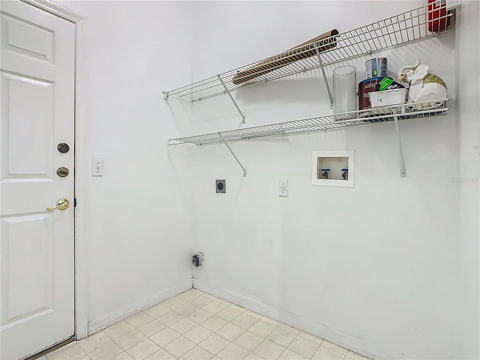 На продажу: $434,999 (4 спален, 2 ванн, 1701 Квадратных фут)