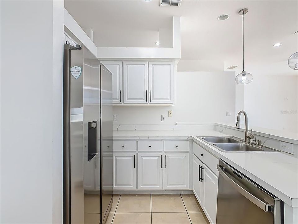 На продажу: $434,999 (4 спален, 2 ванн, 1701 Квадратных фут)