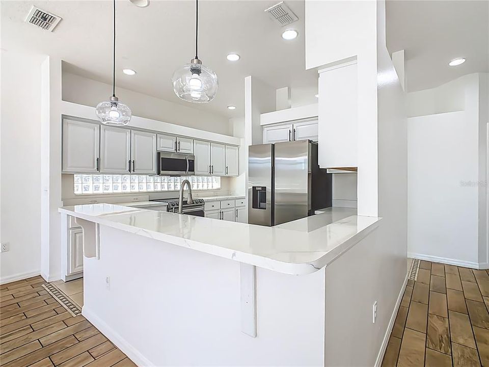 На продажу: $434,999 (4 спален, 2 ванн, 1701 Квадратных фут)