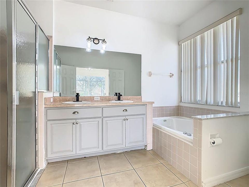 На продажу: $434,999 (4 спален, 2 ванн, 1701 Квадратных фут)