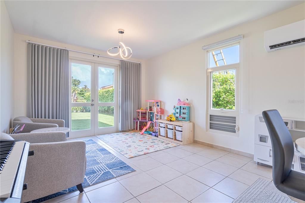 For Sale: $725,000 (4 beds, 2 baths, 2000 Square Feet)