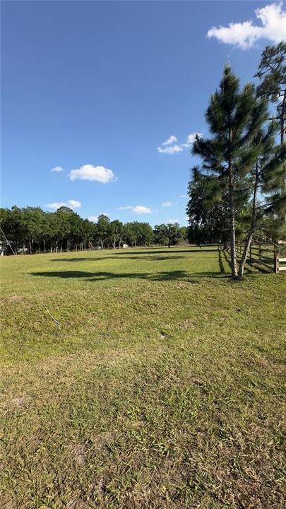 待售: $470,000 (2.38 acres)