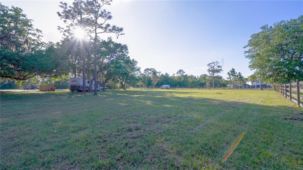 待售: $470,000 (2.38 acres)