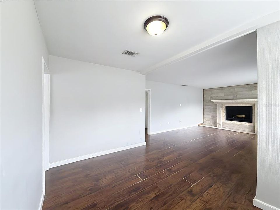 Под контрактом: $224,900 (3 спален, 2 ванн, 1439 Квадратных фут)