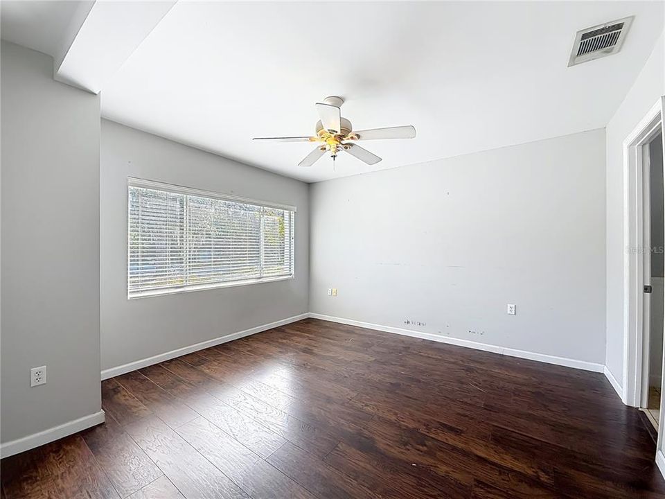 Под контрактом: $224,900 (3 спален, 2 ванн, 1439 Квадратных фут)