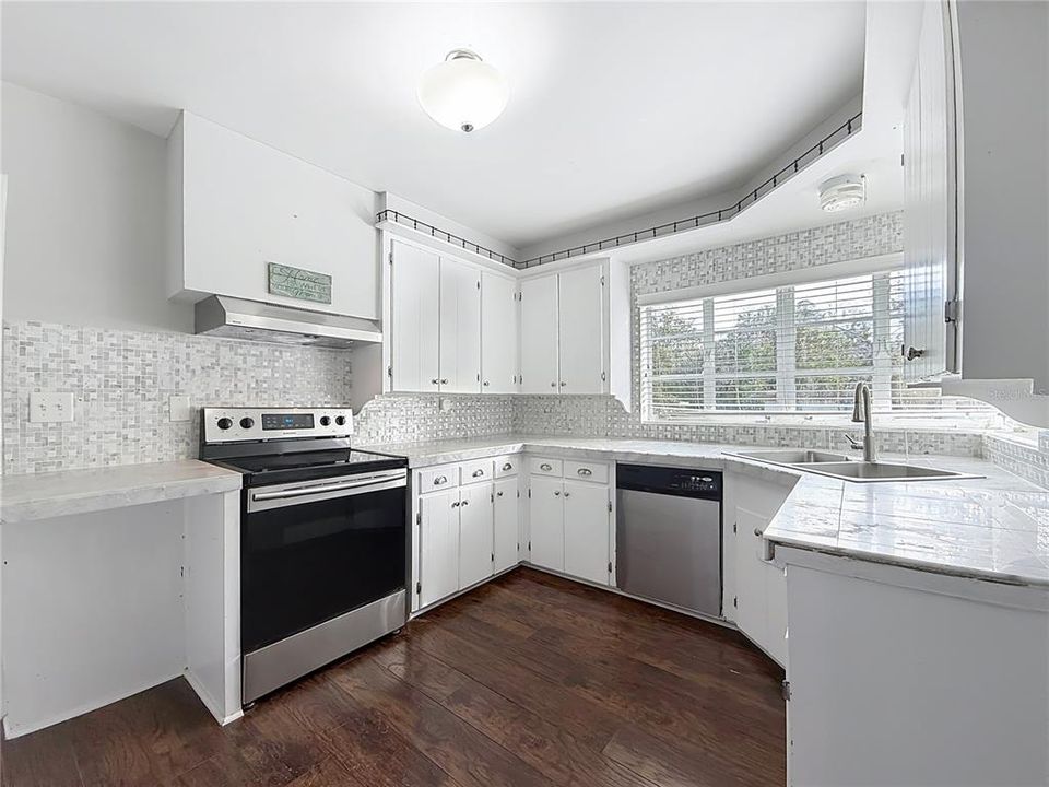 Под контрактом: $224,900 (3 спален, 2 ванн, 1439 Квадратных фут)