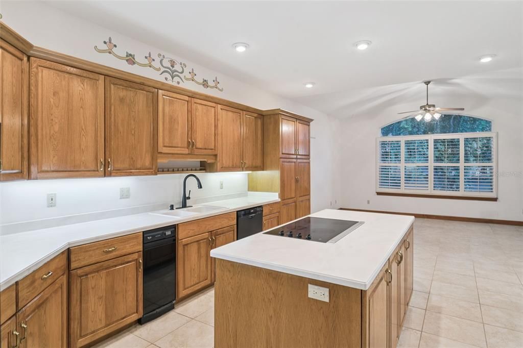 En Venta: $575,000 (3 camas, 3 baños, 2778 Pies cuadrados)