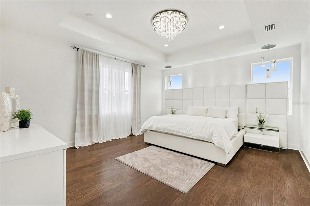 For Sale: $999,998 (5 beds, 5 baths, 3365 Square Feet)