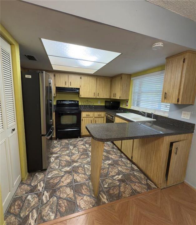 For Rent: $2,400 (2 beds, 2 baths, 1095 Square Feet)