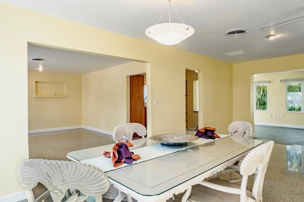 待售: $670,000 (2 贝兹, 2 浴室, 1604 平方英尺)