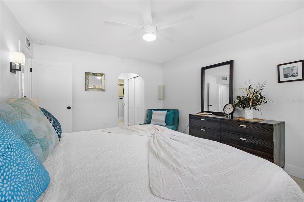 For Rent: $4,500 (2 beds, 2 baths, 900 Square Feet)