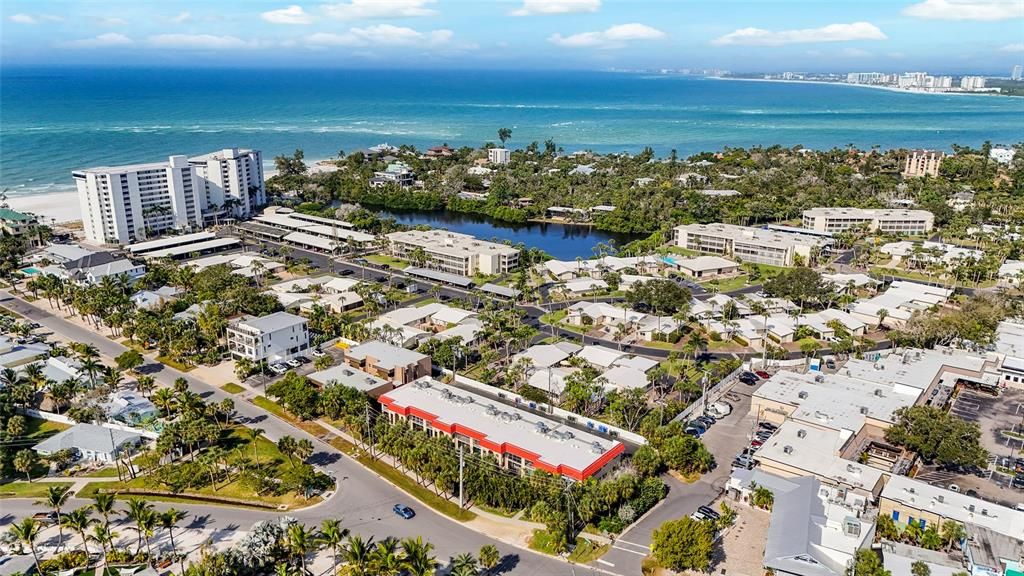 For Rent: $4,500 (2 beds, 2 baths, 900 Square Feet)