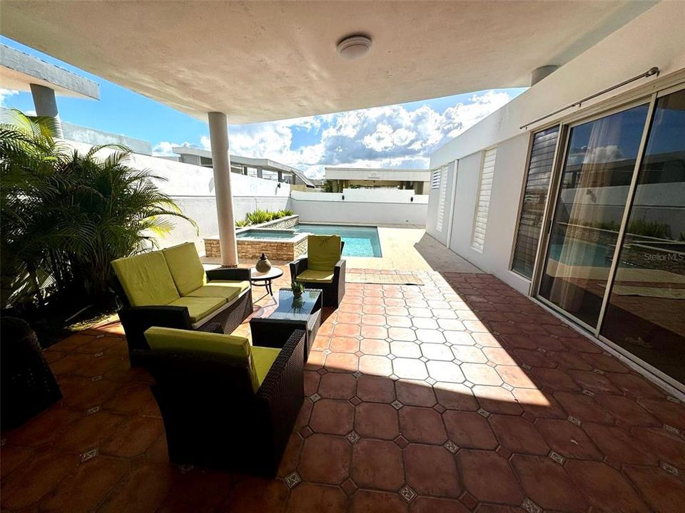 En Venta: $525,000 (4 camas, 2 baños, 1723 Pies cuadrados)