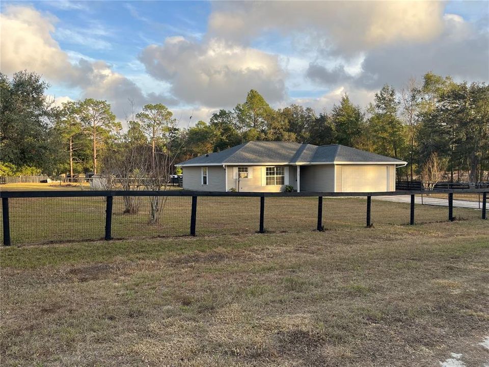 For Sale: $299,900 (3 beds, 2 baths, 1200 Square Feet)