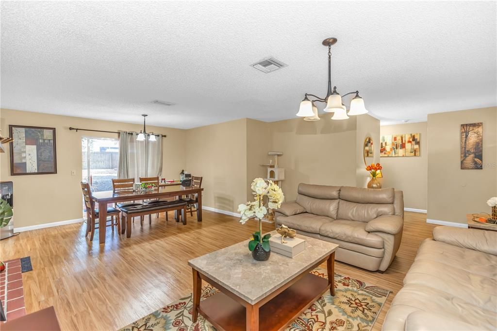 For Sale: $280,000 (2 beds, 2 baths, 1116 Square Feet)