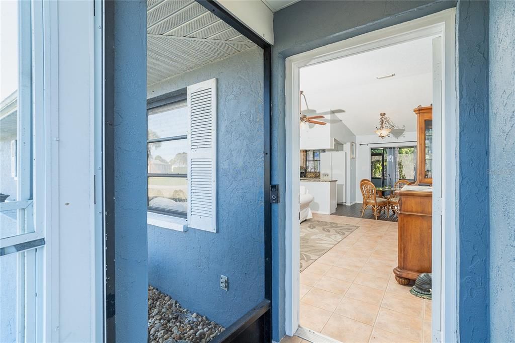 For Sale: $300,000 (2 beds, 2 baths, 1053 Square Feet)