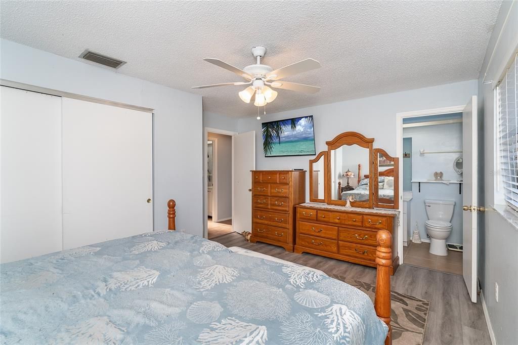 For Sale: $300,000 (2 beds, 2 baths, 1053 Square Feet)