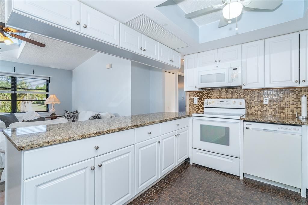 For Sale: $300,000 (2 beds, 2 baths, 1053 Square Feet)