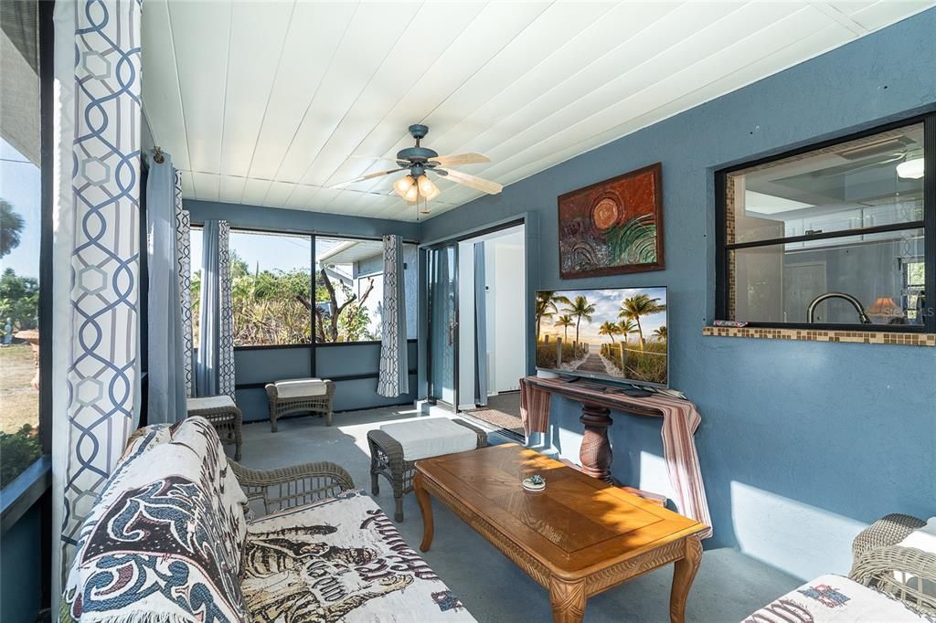 For Sale: $300,000 (2 beds, 2 baths, 1053 Square Feet)