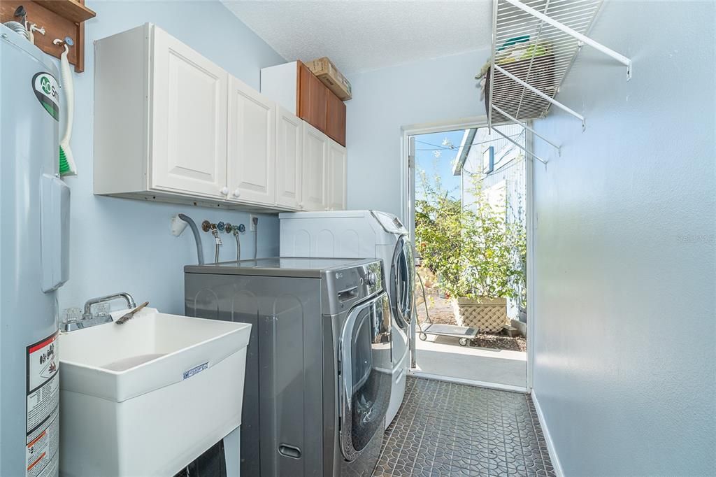 For Sale: $300,000 (2 beds, 2 baths, 1053 Square Feet)
