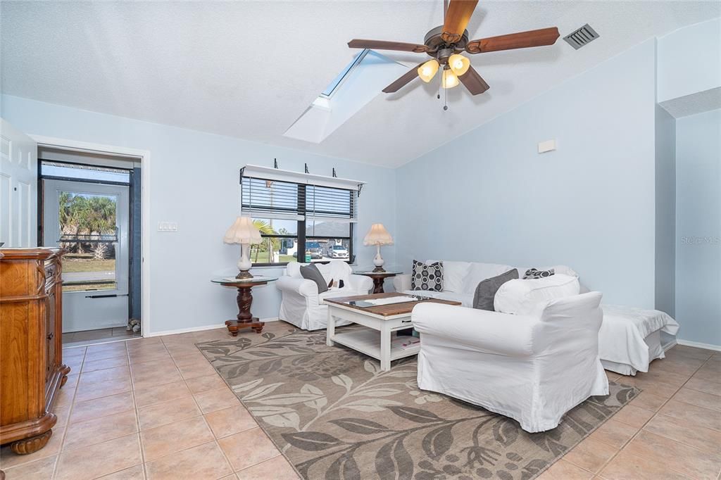 For Sale: $300,000 (2 beds, 2 baths, 1053 Square Feet)