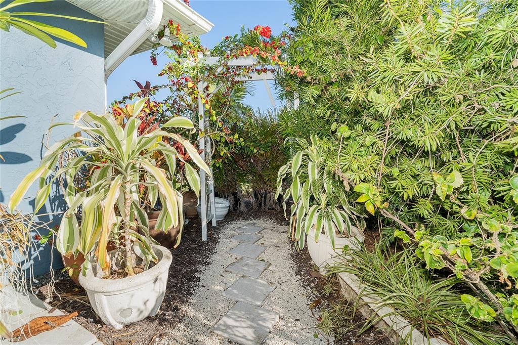 For Sale: $300,000 (2 beds, 2 baths, 1053 Square Feet)